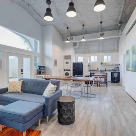 Industrial Chic Barndominium W/ High Ceilings Vila